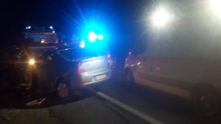 Foto |  Accident dramatic pe DN 1A, la Bujoreanca. Două persoane rănite grav. Trafic blocat